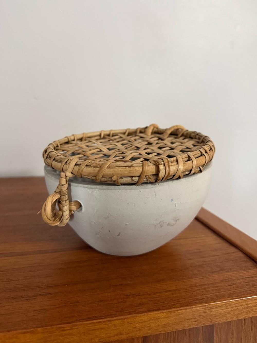 POTTERY | Clay bowl with rattan lid